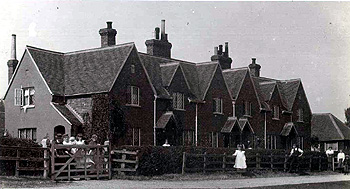 Cottages in Crow Lane about 1900 [X21/756/20]